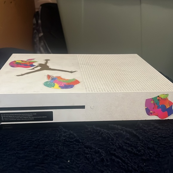 I’m selling this Xbox one s for 125-150